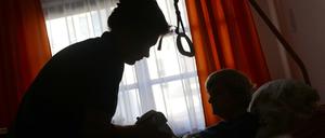 Pflege ist vergleichsweise schlecht bezahlt - wird aber immer wichtiger.