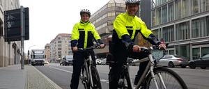 Die Fahrradstaffel der Polizei im Einsatz in der Wilhelmstraße in Mitte.