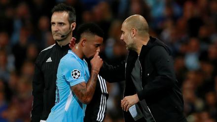 Pep Guardiola (l.) hält viel von seinem Angreifer Jesus.