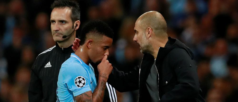 Pep Guardiola (l.) hält viel von seinem Angreifer Jesus.