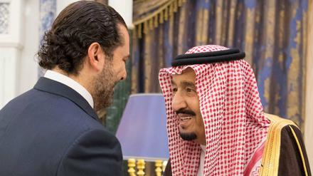 Der saudische König Salman bin Abdulaziz Al Saud empfängt den geflüchteten Ministerpräsidenten von Libanon, Saad al-Hariri, der Angst vor der Ermordung durch die Hisbollah hat.