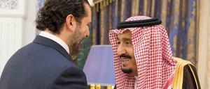 Der saudische König Salman bin Abdulaziz Al Saud empfängt den geflüchteten Ministerpräsidenten von Libanon, Saad al-Hariri, der Angst vor der Ermordung durch die Hisbollah hat.