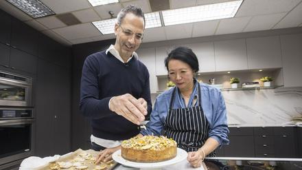 Yotam Ottolenghi und Helen Goh beim Backen.