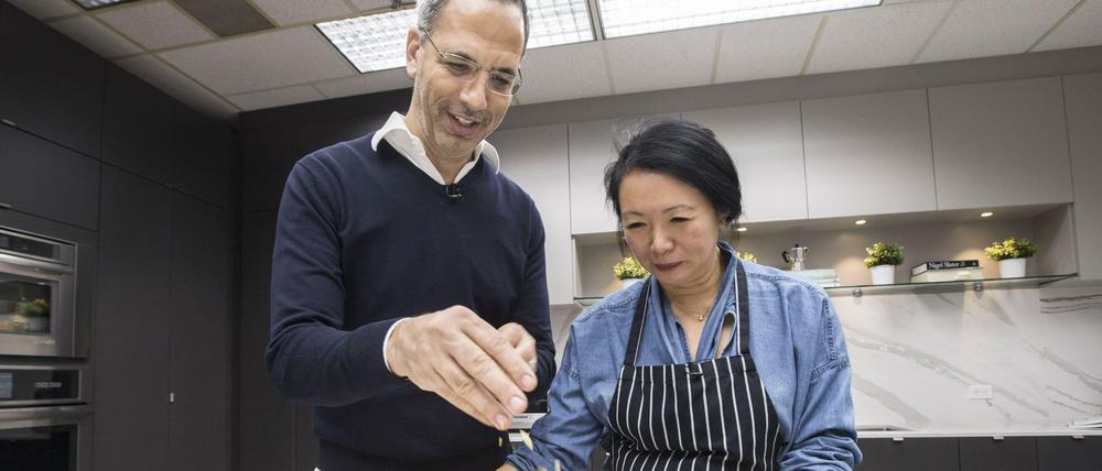 Yotam Ottolenghi und Helen Goh beim Backen.
