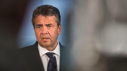 Außenminister Sigmar Gabriel (SPD) spricht im Auswertigen Amt in Berlin zu Journalisten. 