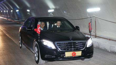 Hier fährt Recep Tayyip Erdogan mit Premier Binali Yildirim (links) noch in einem Mercedes Benz.  