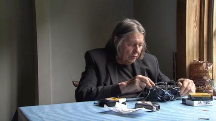 Werner Nekes mit seiner Bolex-Kamera.