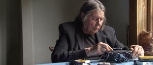 Werner Nekes mit seiner Bolex-Kamera.