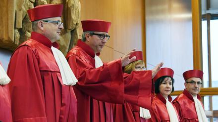 Der Zweite Senat des Bundesverfassungsgerichts in Karlsruhe, v.l. Peter M. Huber, Andreas Voßkuhle (Vorsitzender des Senats und Präsident des Gerichts), Monika Hermanns, Sibylle Kessal-Wulf und Ulrich Maidowski verkündet am Dienstag das Urteil über die Auskunftsrechte des Bundestags.