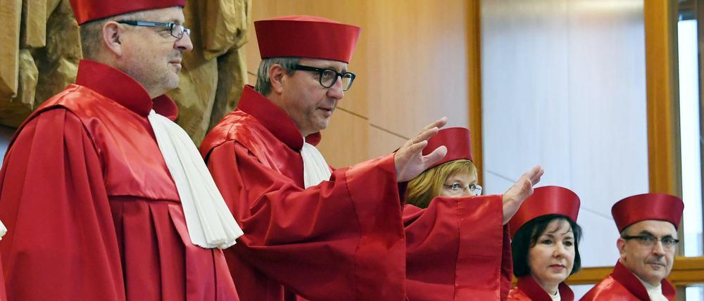 Der Zweite Senat des Bundesverfassungsgerichts in Karlsruhe, v.l. Peter M. Huber, Andreas Voßkuhle (Vorsitzender des Senats und Präsident des Gerichts), Monika Hermanns, Sibylle Kessal-Wulf und Ulrich Maidowski verkündet am Dienstag das Urteil über die Auskunftsrechte des Bundestags.