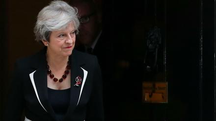 Die britische Premierministerin Theresa May an der Tür zur Downing Street Nummer 10. 