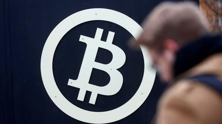  Das Zeichen für dir Kryptowährung Bitcoin.