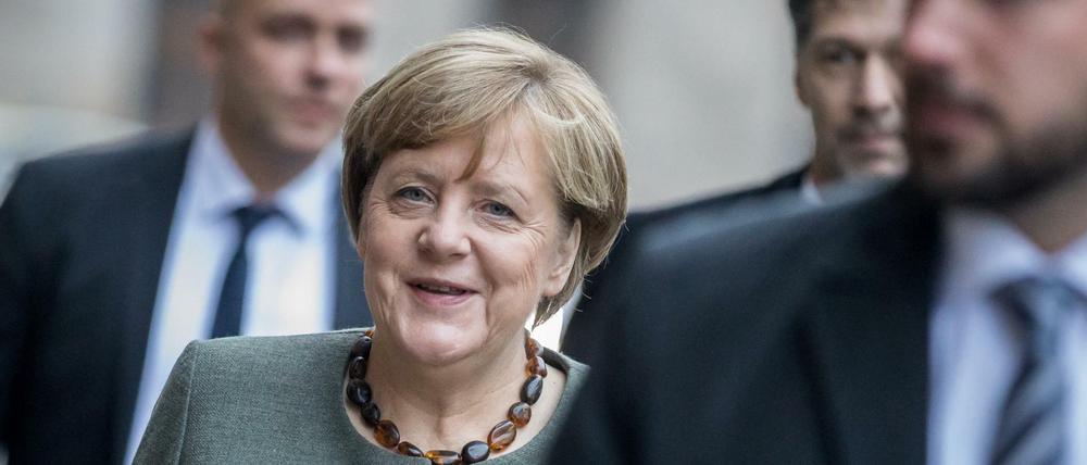 Bundeskanzlerin Angela Merkel (CDU) auf dem Weg zur nächsten Sondierungsrunde.
