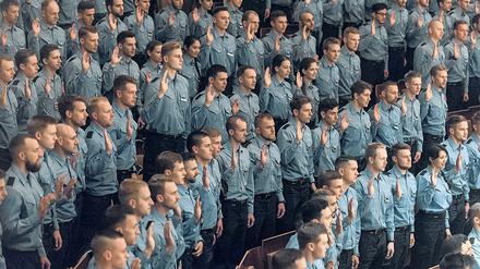Eingeschworen. Berufsanfängerinnen und Berufsanfänger der Polizei schwören bei einem Festakt im vergangenen Jahr in Berlin ihren Eid auf die Verfassung. 