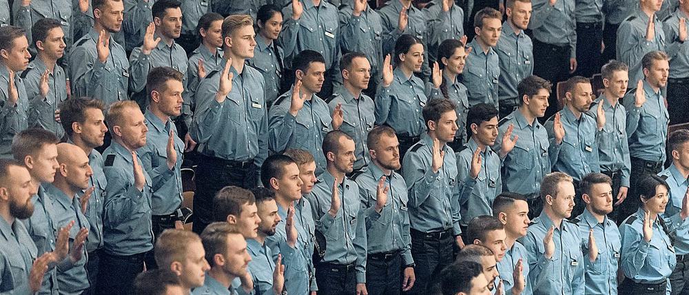 Eingeschworen. Berufsanfängerinnen und Berufsanfänger der Polizei schwören bei einem Festakt im vergangenen Jahr in Berlin ihren Eid auf die Verfassung.