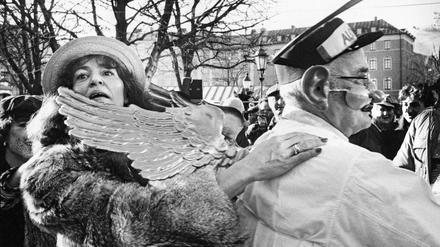 Fasching auf dem Münchner Viktualienmarkt 1988 von Barbara Wolff . Aus dem Zyklus Biografie West.