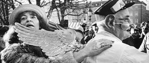 Fasching auf dem Münchner Viktualienmarkt 1988 von Barbara Wolff . Aus dem Zyklus Biografie West.