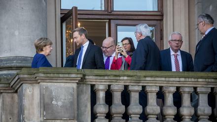 Der meistfotografierte Balkon Deutschlands: Jamaika-Sondierer in der Parlamentarischen Gesellschaft in Berlin
