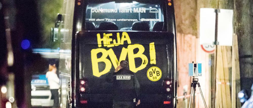 Ein Beamter des Landeskriminalamtes (LKA) untersucht den BVB-Bus nach dem Attentat.