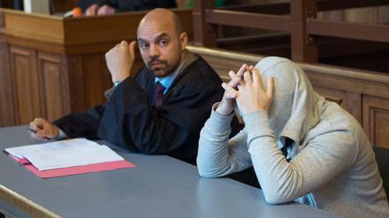 Fayssal M.B. sitzt erneut auf der Anklagebank. Schon im Mai war er unter anderem wegen Unterstützung der Terror-Miliz IS zu 33 Monaten Haft verurteilt worden.
