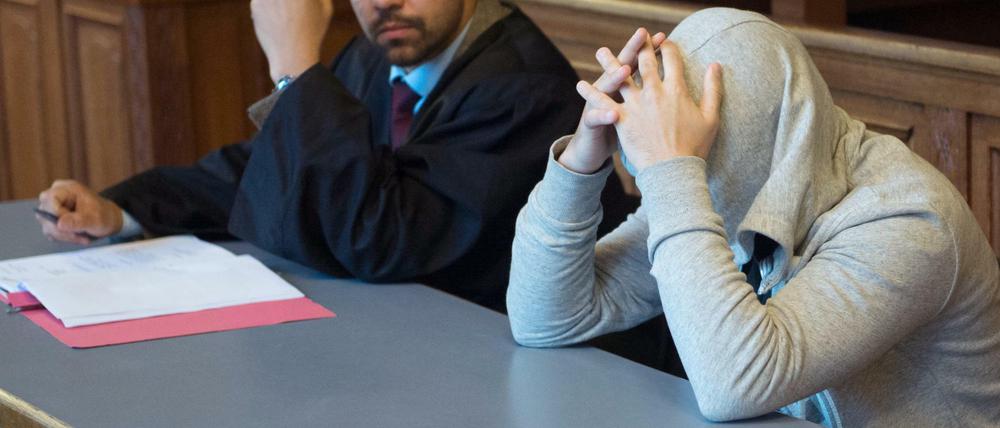 Fayssal M.B. sitzt erneut auf der Anklagebank. Schon im Mai war er unter anderem wegen Unterstützung der Terror-Miliz IS zu 33 Monaten Haft verurteilt worden.