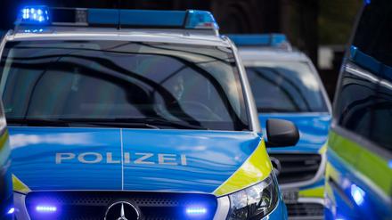 Ohne Kratzer: Neue Polizeiwagen auf der Straße.