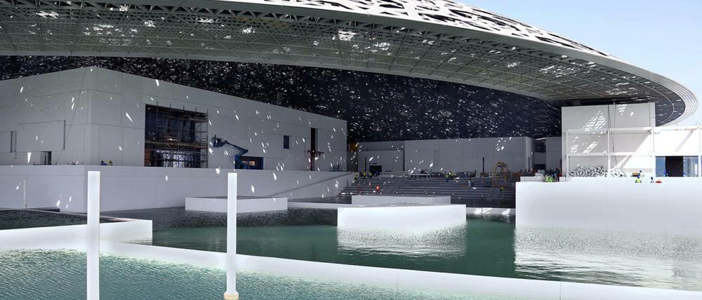 Das Louvre Abu Dhabi von dem Architekten Jean Nouvel ist von Seewasser umgeben. 