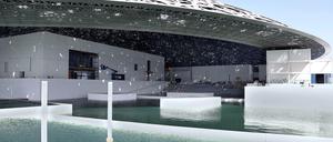 Das Louvre Abu Dhabi von dem Architekten Jean Nouvel ist von Seewasser umgeben. 