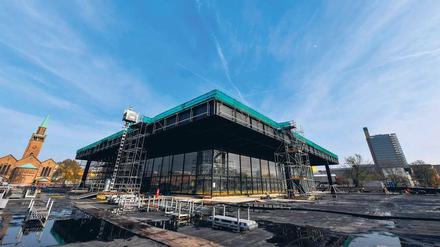 Riesen-Puzzle Mies-van-Rohe-Bau. In der ersten Bauphase wurden 35 000 Originalbauteile demontiert. Bis 2019 sollen sie wieder an Ort und Stelle sein. 
