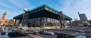 Riesen-Puzzle Mies-van-Rohe-Bau. In der ersten Bauphase wurden 35 000 Originalbauteile demontiert. Bis 2019 sollen sie wieder an Ort und Stelle sein. 