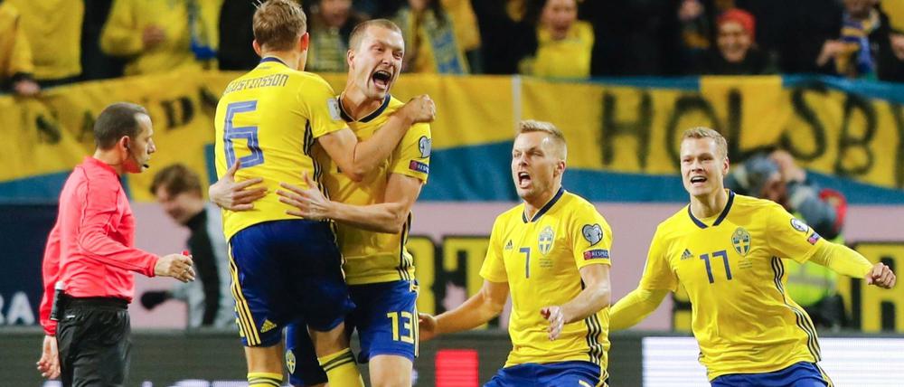 Schwedens Jakob Johansson (3.v.l.) jubelt mit seinen Mannschaftskollegen über seinen Treffer zum 1:0.