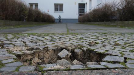 Ein Loch ist am 07.11.2017 in Berlin im Bürgersteig an der Rungiusstraße 33 zu sehen. Dort waren «Stolpersteine» eingelassen, die von unbekannten Tätern entwendet wurden. Der Staatsschutz hat die Ermittlungen aufgenommen. .