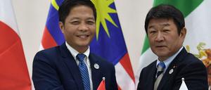 Der Handelspakt hält auch ohne Trump: Die Handelsminister Japans (rechts) und des Gastgebers des Apec-Gipfels, Vietnam, bekräftigen TPP. 