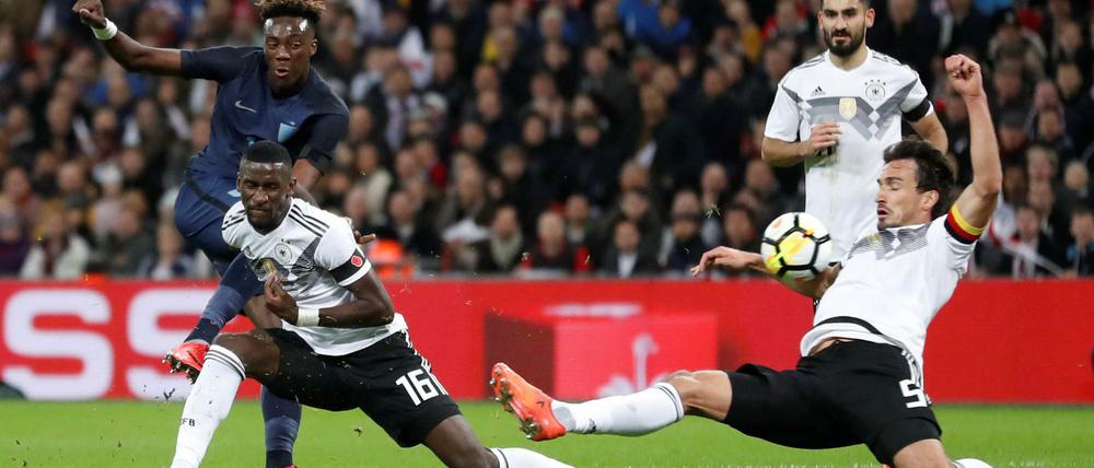 Letzte Rettung. Wenn Antonio Rüdiger mal zu spät kommt, ist ja noch Mats Hummels da.