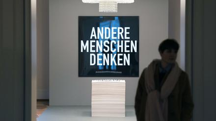 Eine Frau steht am 10.11.2017 in Berlin während des Presserundgangs zum 3. Berliner Herbstsalon des Maxim Gorki Theaters im Kronprinzenpalais vor der Installation "Andere Menschen Denken" von Alfredo Jaar. 