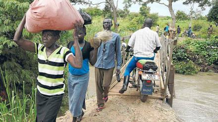 Südsudanesen auf der Flucht nach Uganda.