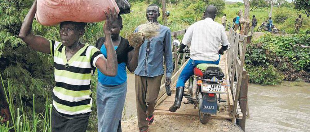 Südsudanesen auf der Flucht nach Uganda.