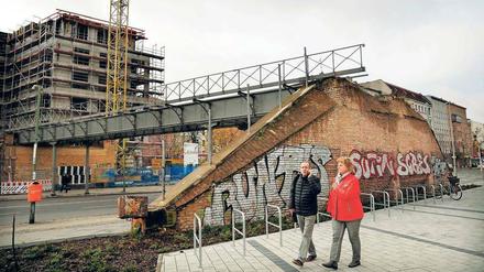 Kein Anschluss. Die sanierte Brücke hängt ohne Verbindung da. Auf beiden Seiten klaffen Lücken.