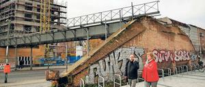 Kein Anschluss. Die sanierte Brücke hängt ohne Verbindung da. Auf beiden Seiten klaffen Lücken.