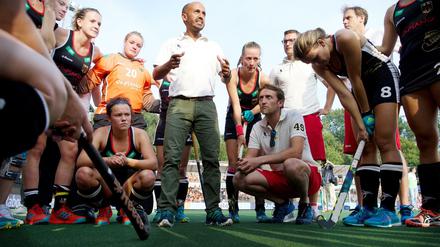 Klare Ansage. Jamilon Mülders, 41, im Kreis seiner ehemaligen Mannschaft. Seit diesem Monat ist er Nationaltrainer in China.