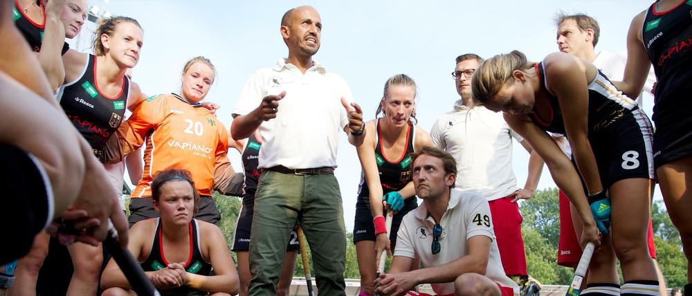 Klare Ansage. Jamilon Mülders, 41, im Kreis seiner ehemaligen Mannschaft. Seit diesem Monat ist er Nationaltrainer in China.