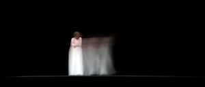 Die Schrecken und die Schönheit der Finsternis: Anne Tismer spielt Texte von Samuel Beckett zum Auftakt der Dercon-Volksbühnen-Intendanz.