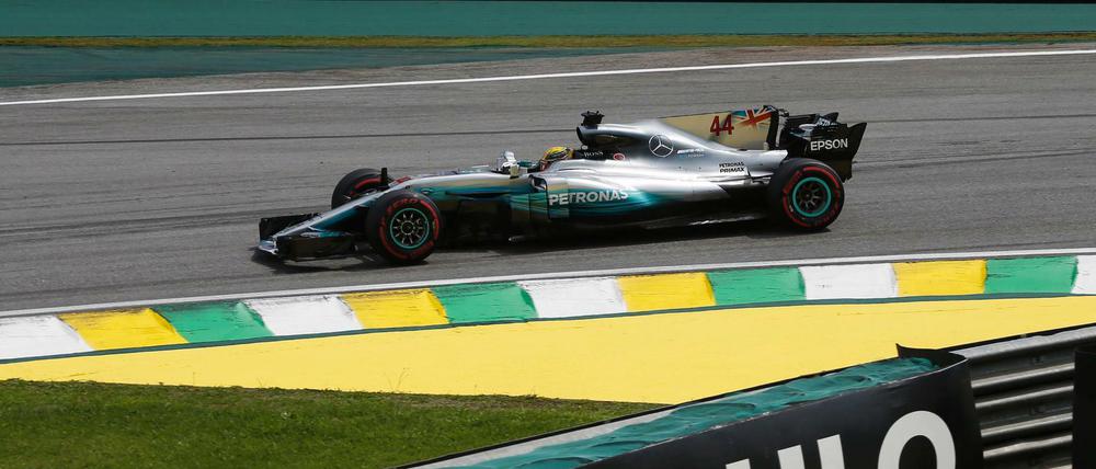 Da fährt der Weltmeister. Doch wie oft wird der Brite Lewis Hamilton vom Team Mercedes in Sao Paulo noch in Aktion zu sehen sein? 