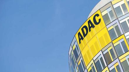 Reich und arm. Rund 20 Millionen ADAC-Mitglieder zahlen gut eine Milliarde Euro an Club-Beiträgen. Doch unter dem Strich bleibt oft nur ein Minus übrig. 