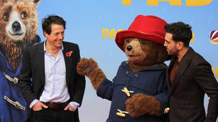 Unter Bären. Elyas M’Barek (re.) lieh Paddington schon im ersten Film und jetzt wieder seine Stimme. Hugh Grant ist als Bösewicht vom Dienst zum ersten Mal dabei. Ein dritter Teil ist bereits in Planung. 