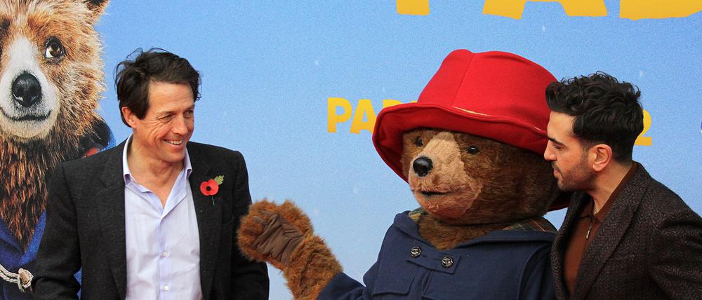 Unter Bären. Elyas M’Barek (re.) lieh Paddington schon im ersten Film und jetzt wieder seine Stimme. Hugh Grant ist als Bösewicht vom Dienst zum ersten Mal dabei. Ein dritter Teil ist bereits in Planung. 