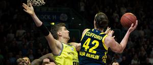 Viel Verkehr unter dem Korb. Albas Dennis Clifford hatte es in Bayreuth nicht leicht.