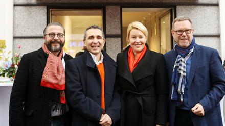 Eröffnung der Ohde-Marzipan-Boutique in der Uhlandstraße: Gesellschafter Andreas Kämpf, Hamid Djadda, Bezirksbürgermeister Franziska Giffey (SPD) und Reinhard Naumann (SPD).