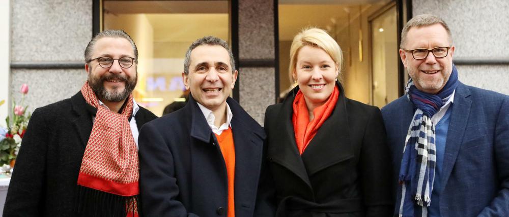 Eröffnung der Ohde-Marzipan-Boutique in der Uhlandstraße: Gesellschafter Andreas Kämpf, Hamid Djadda, Bezirksbürgermeister Franziska Giffey (SPD) und Reinhard Naumann (SPD).