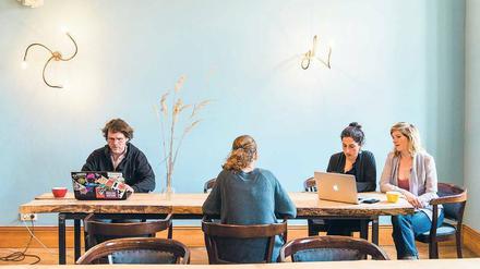 Auf dem Alten Gutshof in Klein Glien kann jeder mit seinem Laptop hin, wo es ihm am besten gefällt.